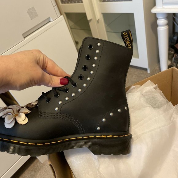 nib dr martens pascal flower black boots 23315001 hyrdo leather US womens 8 - Picture 3 of 6